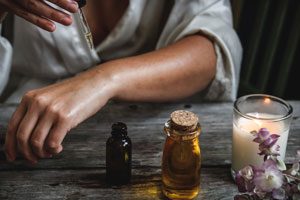 Massage des mains aux huiles essentielles